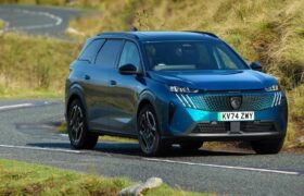 EV A napi üzlet: Családbarát Peugeot E-5008 havonta 261 fontért