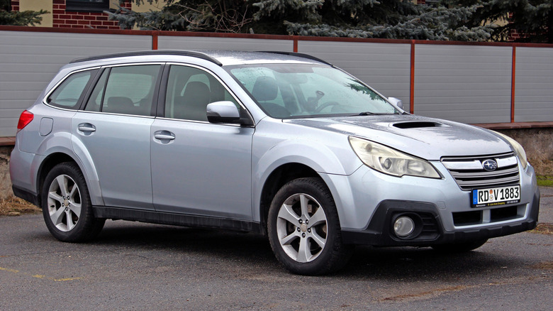 Ezüst 2013 Subaru outbook az utcán