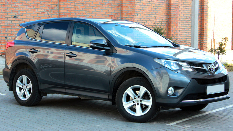 2013 Toyota RAV4 a parkolóban