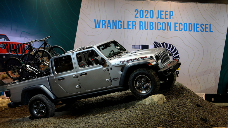 A 2020 -as Jeep Gladiator Ecodiesel oldalsó profilja a Dirt Hill tetején.